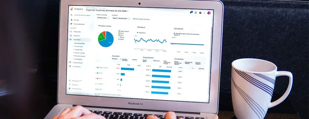 コンピューターの画面でグラフやチャートを開く