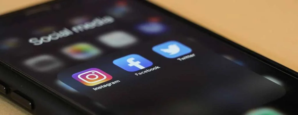 携帯電話にダウンロードされたソーシャルメディアアプリ