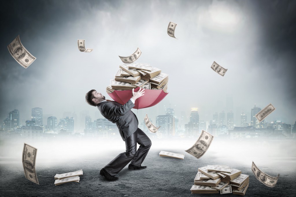 巨額のお金を積んだビジネスマン