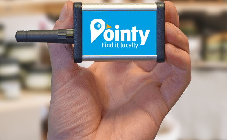 main tenant un appareil pointu