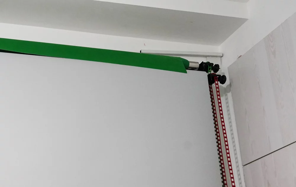 ビデオコンテンツと照明を作成するための最良のツール3 Chromakey paper wallpaper and green curtains