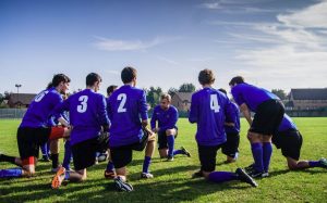 Patrocine equipes esportivas para construir ligações locais
