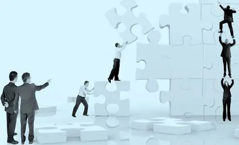 함께 퍼즐을 맞추는 남자