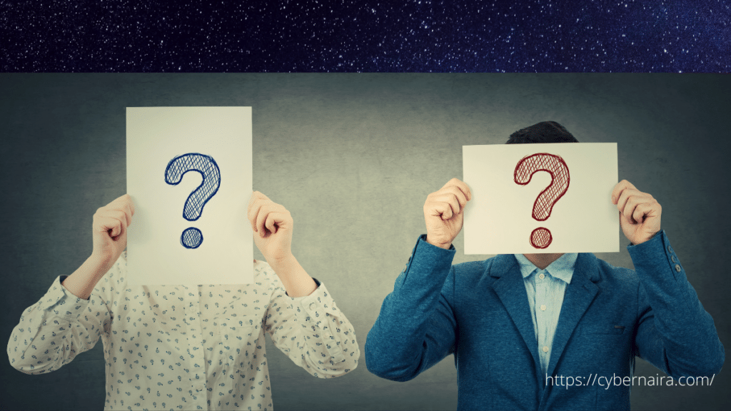 两个男人拿着一张海报,上面写着问号。