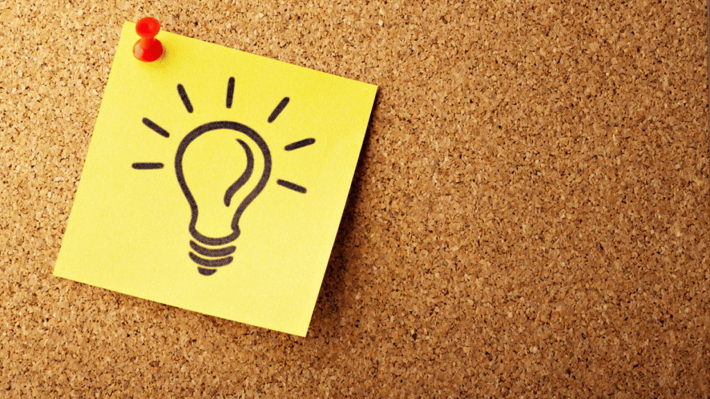 带灯泡的墙上的便签