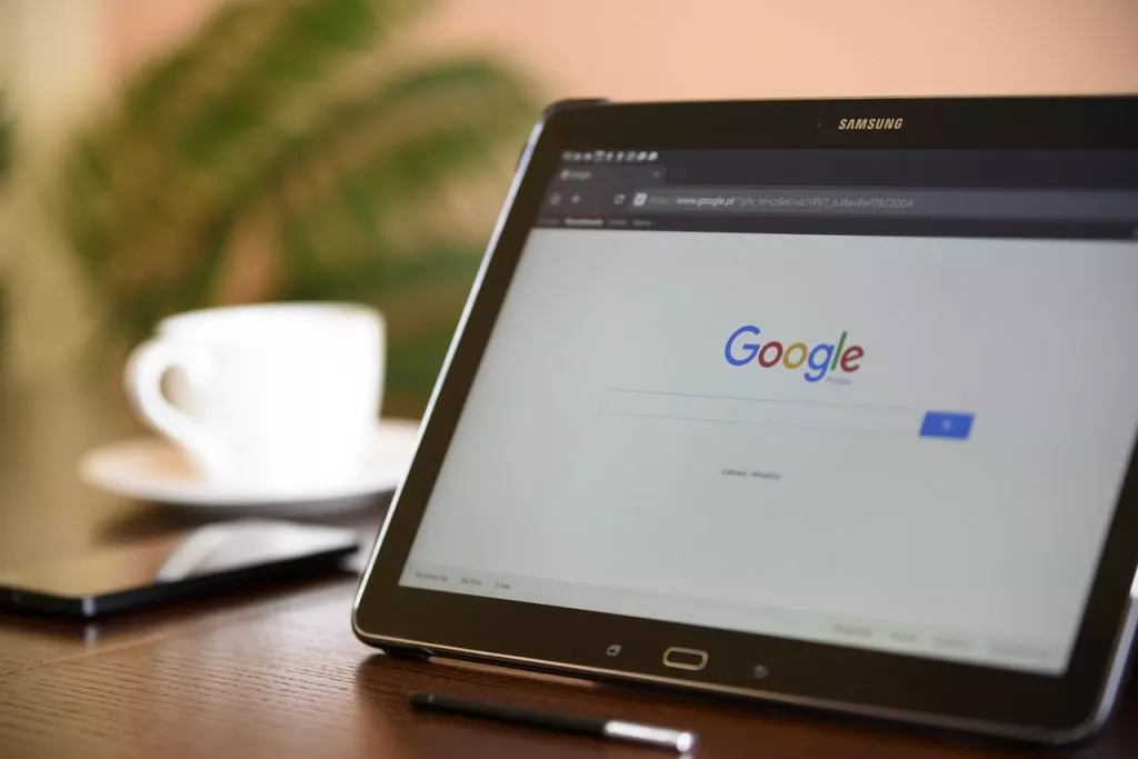 Motore di ricerca Google aperto su tablet