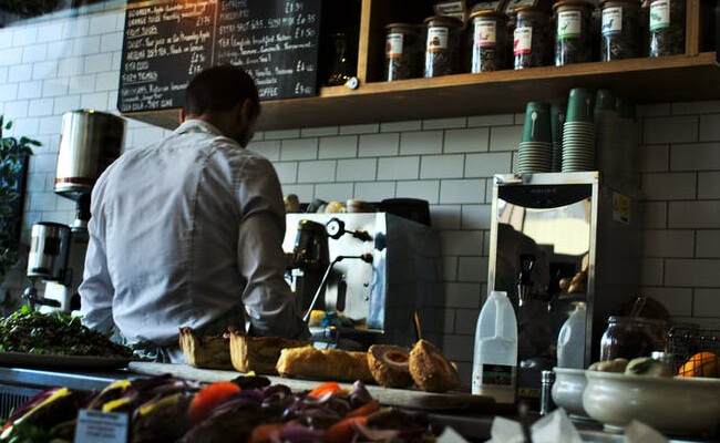 Mopinion: 28 narzędzi Voice of the Customer (VoC) — niecyfrowy punkt kontaktu