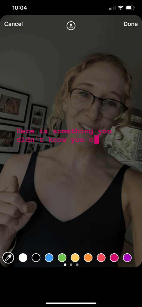 ภาพหน้าจอของคุณสมบัติคำบรรยายเรื่องราวของ Instagram ที่แสดงตัวเลือกสีข้อความต่างๆ ที่ด้านล่างของหน้าจอ