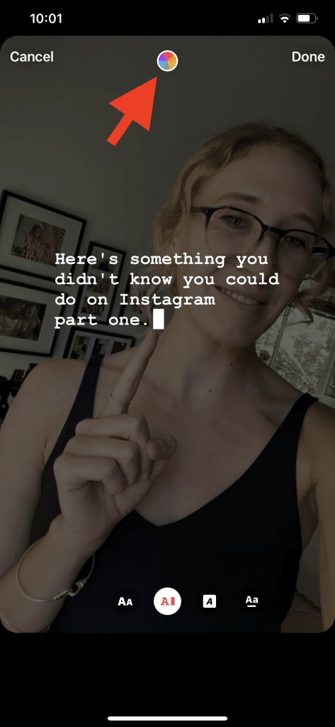 ภาพหน้าจอของ Instagram Story โดยใช้คุณสมบัติคำอธิบายภาพซึ่งมีลูกศรสีแดงชี้ไปที่วงล้อสีที่ด้านบนของหน้าจอเพื่อแสดงให้ผู้ใช้เห็นวิธีการเปลี่ยนสีของข้อความคำอธิบายภาพ