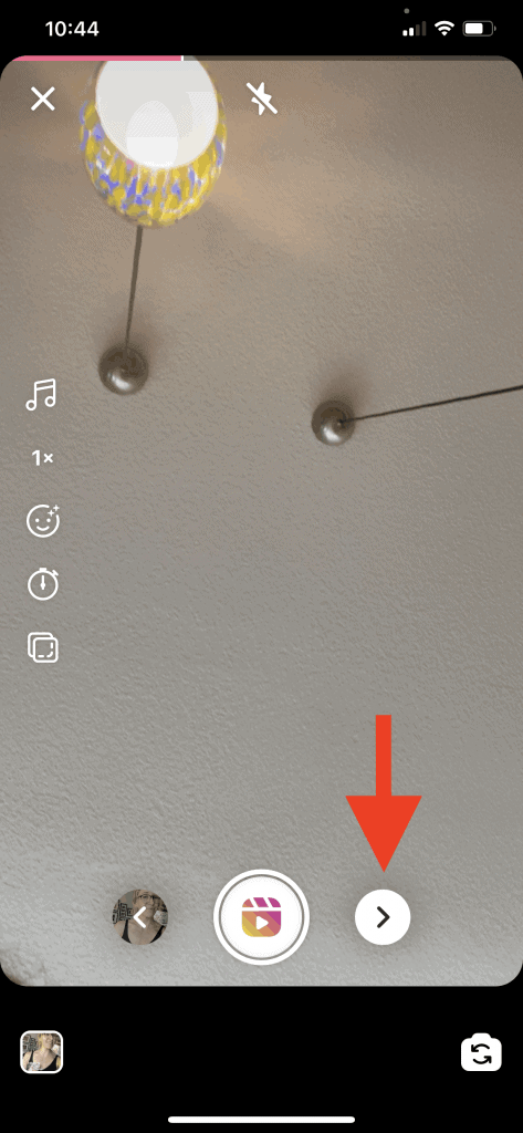 ภาพหน้าจอของ Instagram Reel อยู่ระหว่างการสร้าง เพิ่มวิดีโอแล้วและลูกศรสีแดงชี้ไปที่ลูกศรที่นำผู้ใช้ไปยังหน้าถัดไปของการแก้ไขม้วน