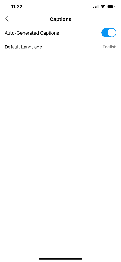 สกรีนช็อตของการตั้งค่าคำอธิบายภาพ Instagram ที่แสดงปุ่มคำบรรยายอัตโนมัติที่เปิดใช้งานและภาษาเริ่มต้นเป็นภาษาอังกฤษ