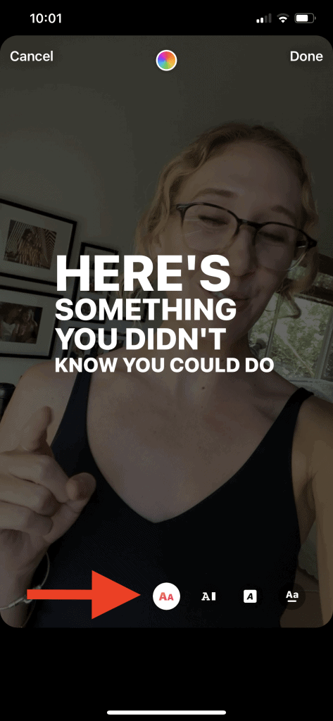 ภาพหน้าจอของ Instagram Story พร้อมคำอธิบายภาพพร้อมลูกศรสีแดงที่ด้านล่างของหน้าจอซึ่งชี้ไปที่ตัวเลือกรูปแบบข้อความต่างๆ