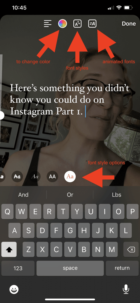 สกรีนช็อตของการแก้ไข Instagram Reels พร้อมลูกศรสีแดงที่ชี้ไปที่ตัวเลือกสำหรับการเปลี่ยนสีข้อความ สไตล์ข้อความ และข้อความเคลื่อนไหว
