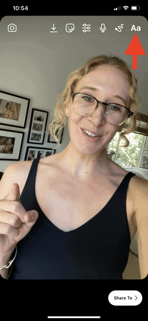 สกรีนช็อตของการสร้าง Instagram Reel โดยมีลูกศรสีแดงชี้ไปที่ฟังก์ชันข้อความที่ด้านบนของแถบเครื่องมือ