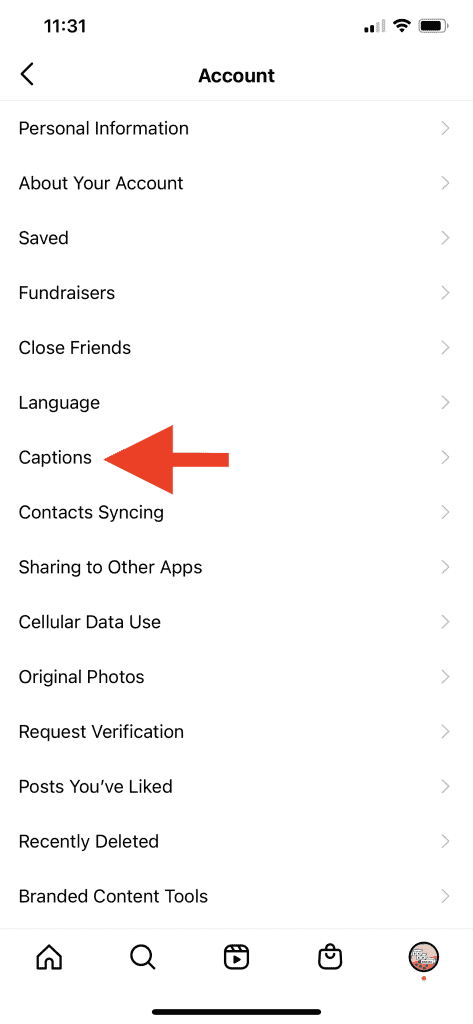 สกรีนช็อตของการตั้งค่าบัญชี Instagram พร้อมลูกศรสีแดงชี้ไปที่การตั้งค่าคำบรรยาย