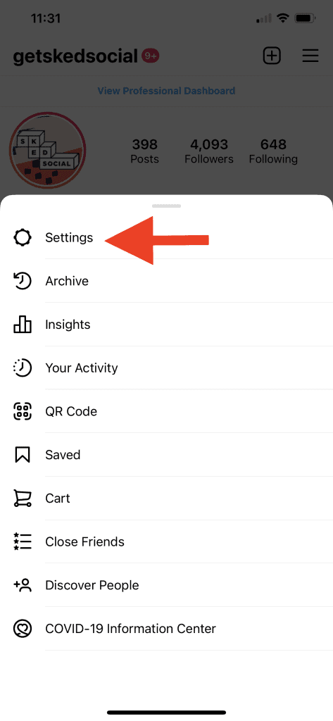 สกรีนช็อตของการตั้งค่า Instagram พร้อมลูกศรสีแดงชี้ไปที่ปุ่มการตั้งค่า