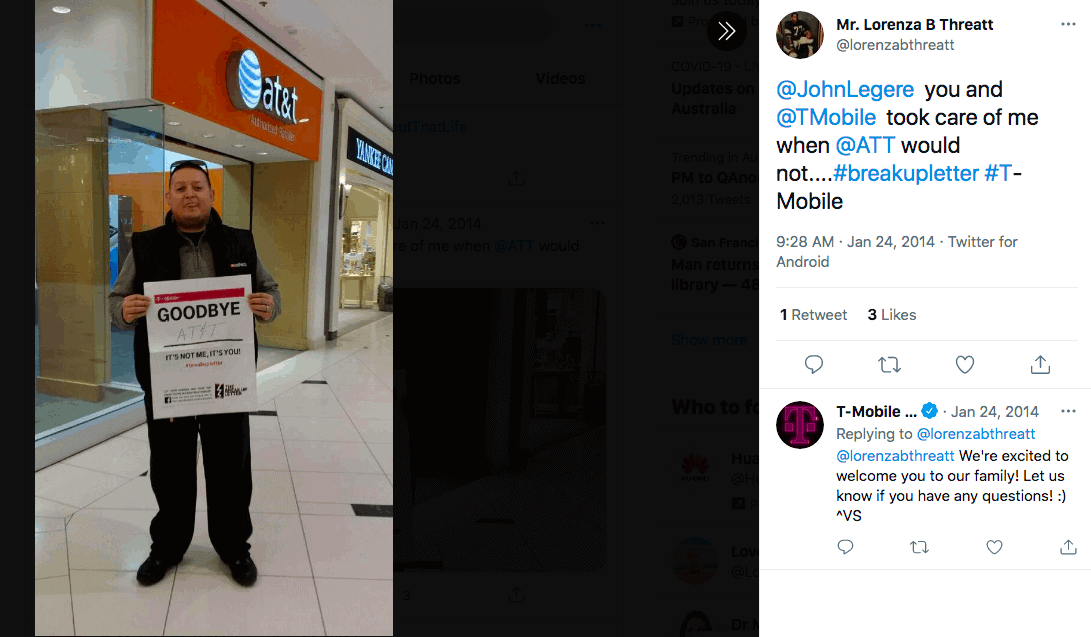 Foto do Instagram de homem do lado de fora da T-Mobile com uma placa escrita à mão