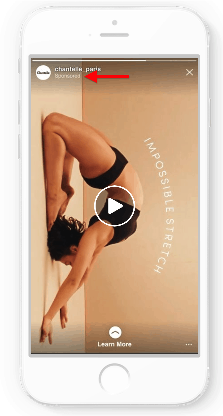 무릎을 꿇고 란제리를 입은 여성이 머리를 땅에 대고 뒤로 구부려 인상적인 유연성을 보여줍니다.