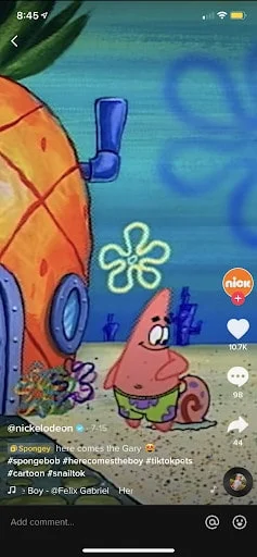 패트릭 스타와 게리 바다 아래 스폰지 밥의 파인애플 집 앞에서 달팽이