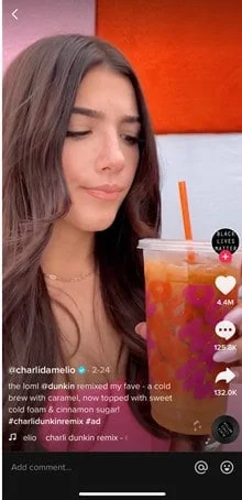 Charli DAmelio con una de sus bebidas personalizadas