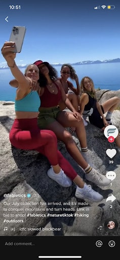 @fabletics mit vier Frauen auf dem Gipfel eines Berges, die für ein Foto posieren