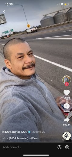 @ 420 Hundegesicht 2 0 8 aus seinem viralen Skateboard-Video