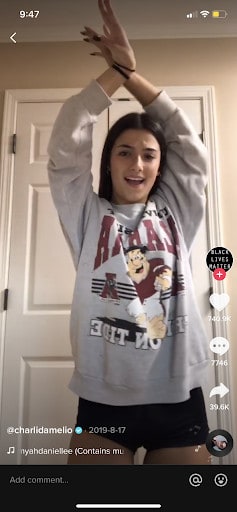 @ charli damelio TikTok zeigt ihr Tanzen