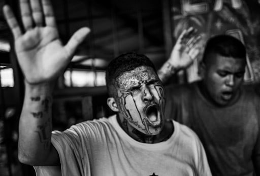 แก๊ง Maras ที่มีรอยสักเต็มหน้า ถูกจับในช่วงเวลาแห่งความปีติยินดีทางศาสนา