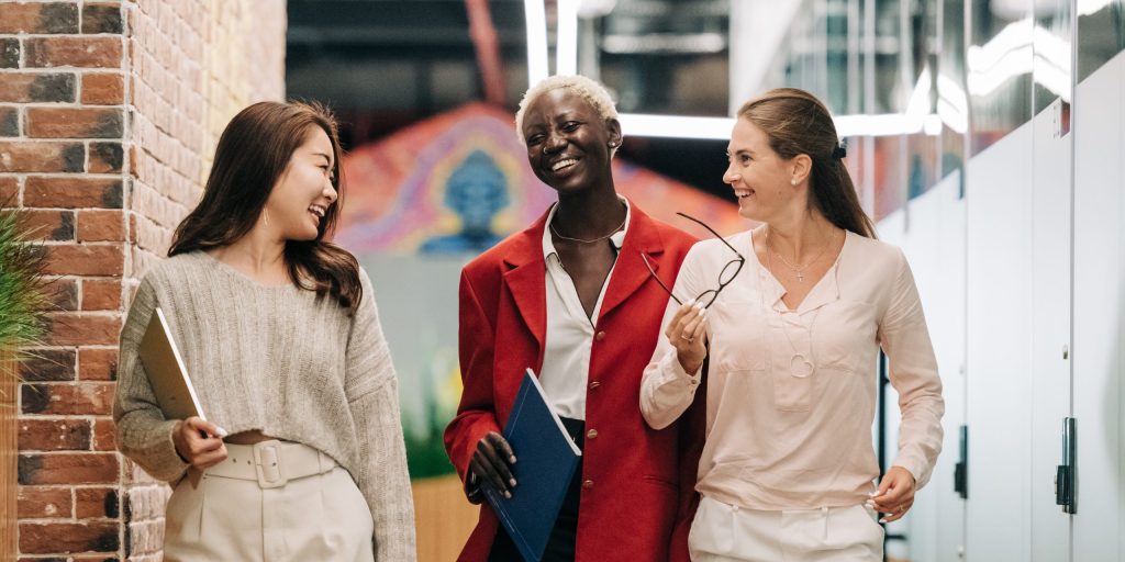 職場で女性と有色人種に力を与える
