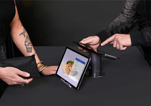 كيف يمكن لنظام نقاط البيع في المطعم أن يفيد عملك