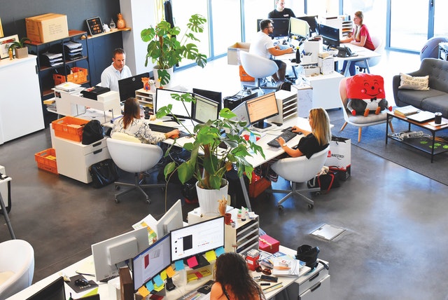 10 sposobów, w jakie integracyjne miejsce pracy pomaga podnieść motywację pracowników