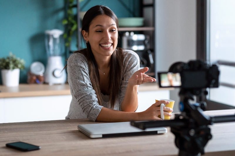 ينكدين يعيش فيديو