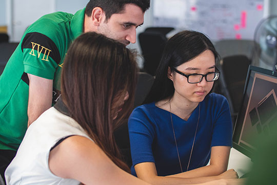 Pengembang-Kerja-Kantor-Komputer-Mobile-Diskusi-Tim