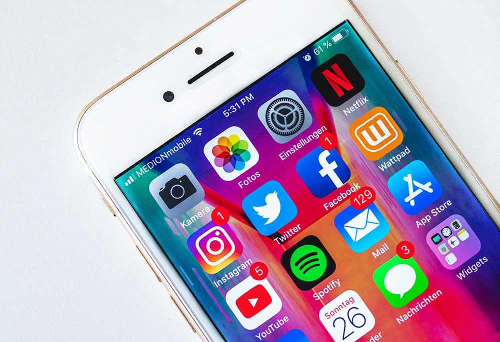 Ponsel dengan ikon media sosial