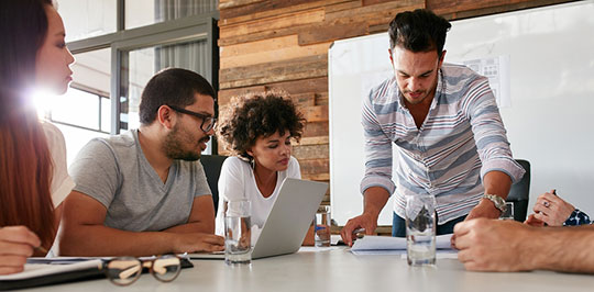 pemimpin-rencana-bisnis-rapat-tim-perusahaan-kelompok-diskusi