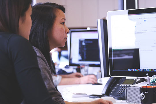 perusahaan-komputer-rekan kerja-data-digital-pekerjaan-belajar-pemasaran-kantor-startup-pengajaran-teknologi-kerja