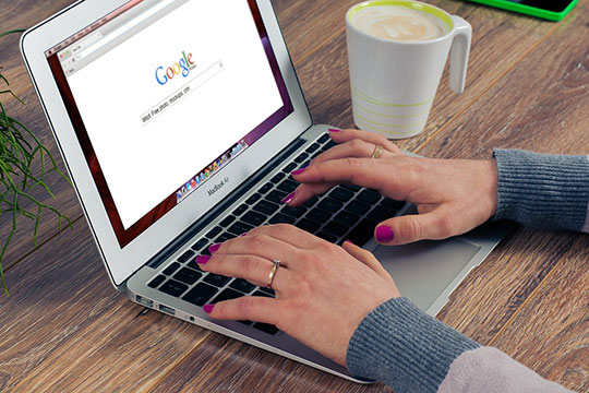 google-desk-laptop-praca-biuro-tech-internet