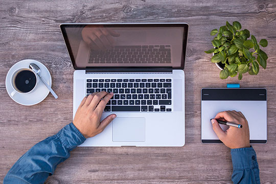 노트북-그래픽-디자인-작업-사무실-블로그-학습