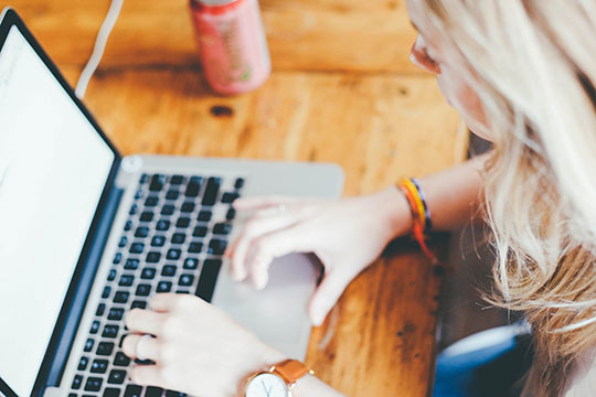 computer-lucru-birou-birou-startup-afaceri-web-scrie-internet-marketing-conținut