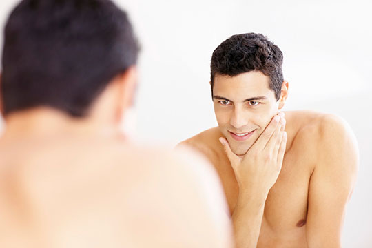 hommes-rasage-confiance-miroir