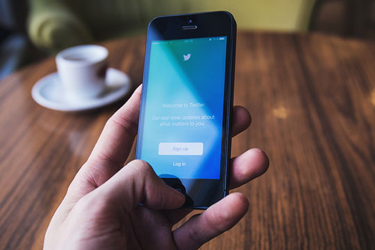 apple-iphone-smartphone-médias-sociaux-contenu-visuel-twitter-marketing