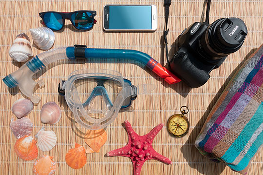 vacaciones-viajes-gafas de sol-smartphone-cámara-máscara-de-buceo-snorkel-brújula