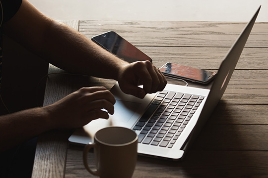 trabajo-escritorio-laptop-oficina-ecommerce-negocios-internet-trabajo