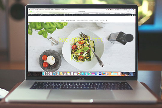 Macbook-Laptop-Çalışma-Masa-Web Sitesi-Tasarım