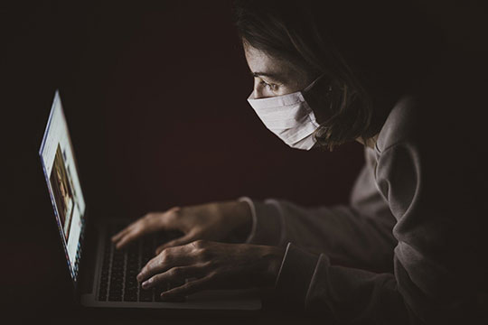 corona-virus-covid-19-maschera-infezione-tecnologia-di-laboratorio-sanitario