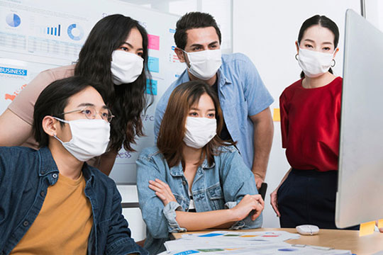 piccola impresa-startup-maschera-riunione-covid19-protezione-corona-office