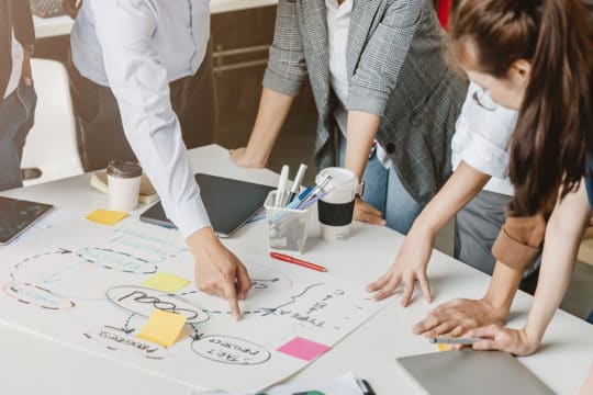 business-team-meeting-plan-work-office-discussion-marketing-stratégie