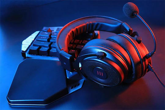 oportunidades-de-carrera-industria-de-los-videojuegos-auriculares-para-juegos