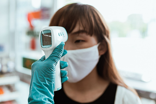 stirnthermometer-corona-virus-fieber-gesundheitswesen-covid-19-auswirkungen-omnichannel-einzelhandel