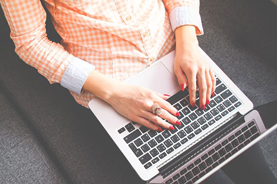 autor-blog-design-laptop-plan-prepare-student-study-work-freelance